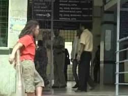 बेंगलुरु : नशे में धुत अफ़्रीकी मूल की महिला का हंगामा, कपड़ा डाल किया काबू