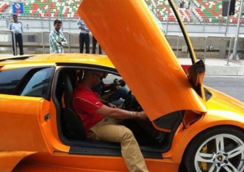 महंगी गाड़ियों के शौकीन तो क्रिकेटर युवराज सिंह भी हैं. यूवी के पास Murcielago Lamborghini कार है. इस कार की कीमत मीडिया रिपोर्ट्स के अनुसार 2.23 करोड़ रुपए है.
