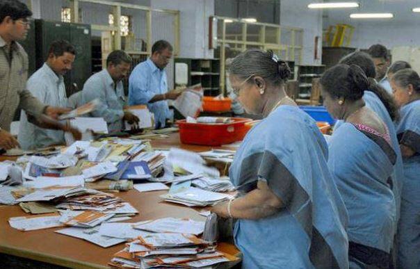 कुल मिलाकर कर्मचारियों से अधिकारियों का वेतन 18 हजार से लेकर ढाई लाख तक हो जाएगा.