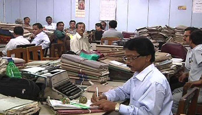 अभी केंद्र सरकार में शुरुआती मूल वेतन 7000 रुपये है. इसमें 125 फीसदी महंगाई भत्ता यानी डीए जोड़ दें तो तो ये रकम हो जाती है 15750 रुपये. कैबिनेट की मंजूरी के बाद ये सैलरी हो जाएगी 18000 रुपये यानी करीब सवा चौदह फीसदी की बढ़ोतरी.