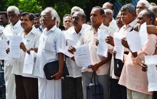 रिटायर हो चुके लोगों के पेंशन में भी करीब बीस फीसदी का इजाफा होगा. यानी अगर पेंशन 10 हजार रुपये है और 125 फीसदी डीए के बाद पेंशन साढ़े 22 हजार रुपये बनती है तो 20 फीसदी बढ़कर अगस्त से पेंशन 25 हजार रुपये हो जाए. आगे की सलाइड में जानिए ये कितना बड़ा बोझ है.