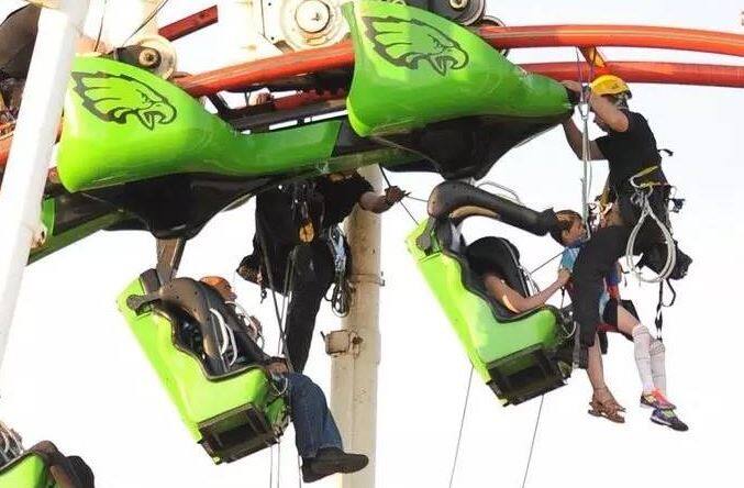 पार्क में रोलर कोस्ट राइड नाम के इस झूले का आनंद लेने आए कम से कम 10 लोग घायल हो गए.