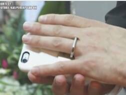 अजीबो गरीब लेकिन इस शख्स ने पूरे धूम-धाम से स्मार्टफोन से रचाई शादी