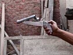 आठवीं के छात्र के पास मिली बंदूक, पुलिस प्रशासन हैरान