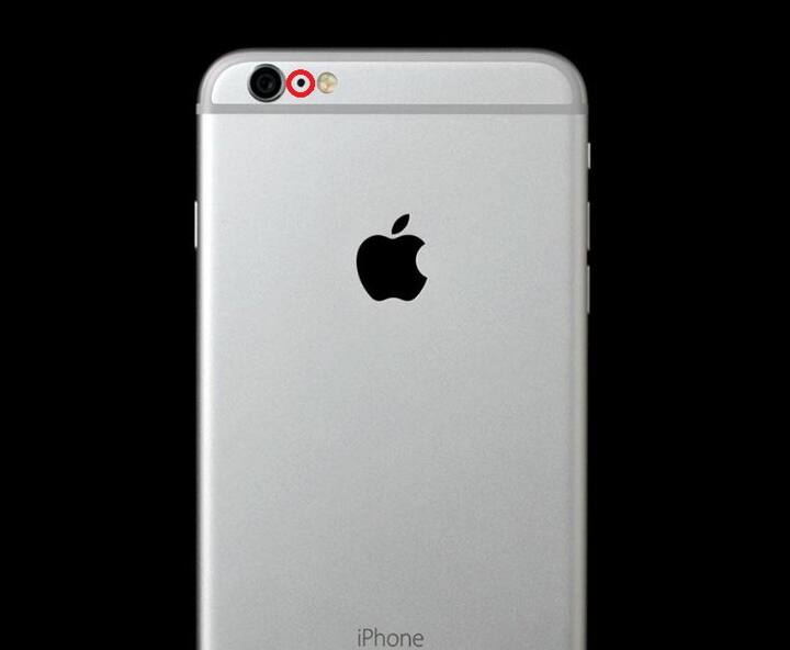 दरअसल iPhone में कैमरे और फ्लैश के बीच में बना छेद एक माइक्रोफोन है.