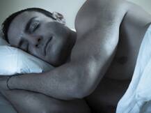 हेल्दी रहना है तो मर्दों को सोना चाहिए न्यूड...!