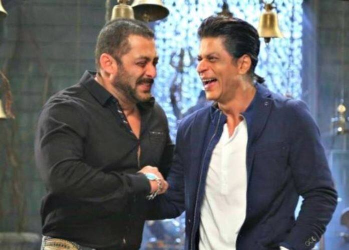 उन्होंने कैप्शन दिया, साइकिल पर भाई भाई. कोई प्रदूषण नहीं…भाई कहते हैं कि माइकल लाल साइकल लाल. सलमान ने नीले रंग की जींस और काले रंग की टी-शर्ट पहन रखी थी तो शाहरूख फॉर्मल में थे.