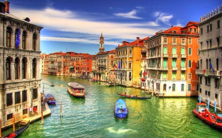 वेनिस की खूबसूरती को तो पूरा विश्व जानता है. वेनिस इटली में स्थित है. इस जगह की सबसे बड़ी खासियत ये है कि यहां बहुत सारी नहरें बहती हैं.