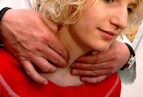 हाइपरथॉयरॉइडिज्म डायट- जैतून का तेल, शहद, अखरोट, खुबानी, गेहूं का पास्ता और ब्राउन ब्रेड, सब्जियां और अनाज. 