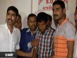 गुजरात : हाथ लगा 'स्टोन किलर', समलैंगिक संबंधों के लिए बनाता था शिकार