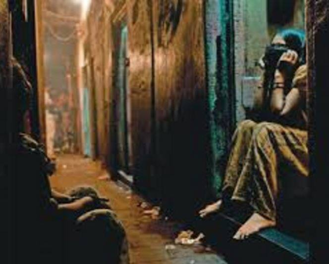 यह जानकर आपको हैरानी होगी कि भारत में भी वेश्यावृति लीगल है लेकिन भारत में दलाली करना और सार्वजनिक जगहों पर ग्राहक ढूंढना कानून अपराध है.