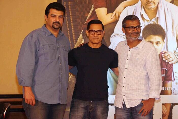  आमिर ने अपनी आगामी फिल्म ‘दंगल’ का पोस्टर जारी किए जाने के मौके पर कहा, ‘‘जब सलमान, शाहरूख अंदर आते हैं आपको लगता है कि कोई स्टार आ गया. मुझ में वह गुण नहीं है. वे मुझ से बड़े स्टार्स हैं.’