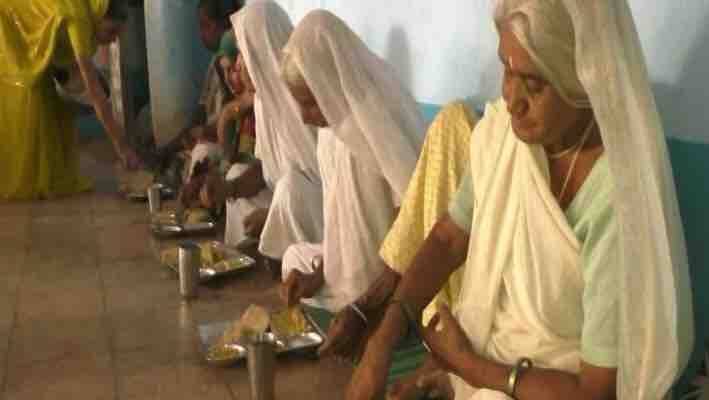 राम रोटी कां संचालन करने वालों के मुताबिक रोज दोपहर 12 बजे यहां गरीबों और फकीरों को ताजा और गरमागरम खाना खिलाया जाता है. इसके लिए सुबह 9 बजे से तैयारियां शुरू हो जाती है. महिलाओँ का एक समूह अपनी मर्जी से इस काम में हाथ बंटाता है. रोजाना करीब 40 से 50 लोग यहां खाना खाते हैं.