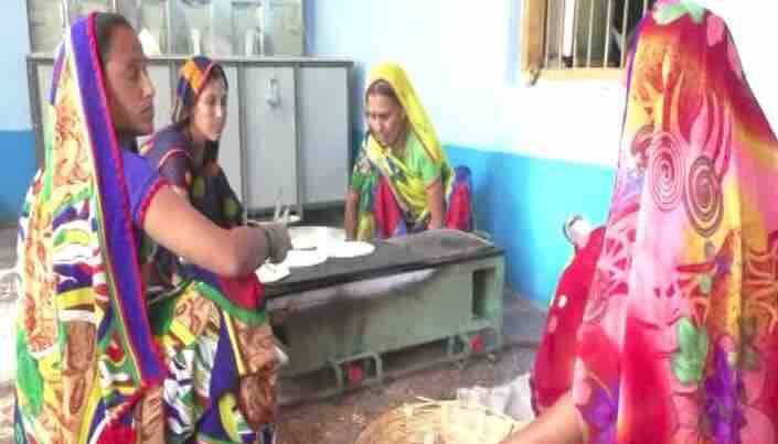   करीब एक दर्जन लोगों ने मिलकर रामरोटी लंगर की शुरूआत की थी. इसके लिए इन लोगों ने चंदा जुटाकर पैसा इकट्ठा किया. इसके बाद लोग अपनी मर्जी से इस लंगर के लिए दान देने लगे. इसी वजह से पिछले डेढ़ साल में यहां अब तक 25 हजार से ज्यादा गरीब और बेसहारा लोग खाना खा चुके हैं.