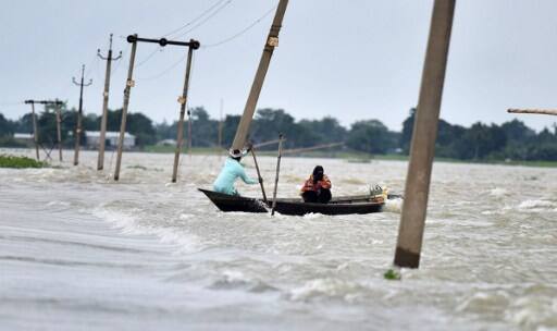 असम राज्य आपदा प्रबंधन प्राधिकरण (एएसडीएमए) के सूत्रों ने बताया कि लखीमपुर, धेमाजी, नौगांव, जोरहाट, गोलाघाट, मौरीगांव और बिश्वनाथ जिलों में 88,000 से ज्यादा लोग बाढ़ से जूझ रहे हैं.