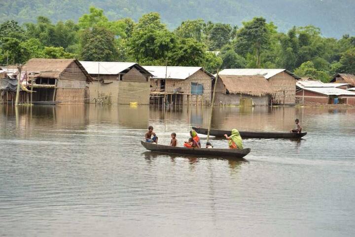 बताते चलें कि यह पहला मौका नहीं है जब असम पर बाढ़ का कहर इस कदर टूट पड़ा है.