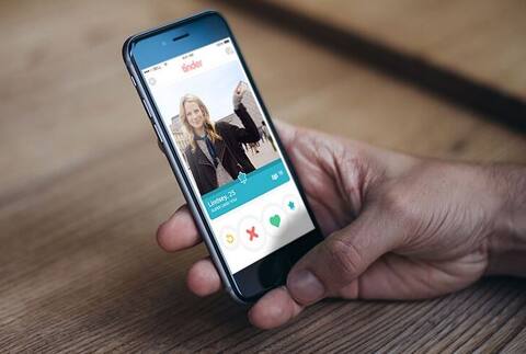 टिंडर पर इन 15 वजहों से लड़कों को स्वाइप लेफ्ट करती हैं लड़कियां!