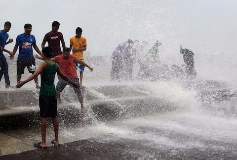 मुंबई: हदें तोड़ सड़क पर पहुंचा समंदर मुंबई: हदें तोड़ सड़क पर पहुंचा समंदर