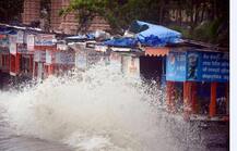 मुंबई: हदें तोड़ सड़क पर पहुंचा समंदर