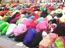 IN PICS: कानपुर में पहली बार महिलाओं ने पुरुषों के साथ अदा की नमाज!