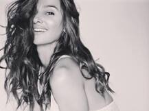 अपनी तस्वींरों से इंटरनेट पर सनसनी मचा रही है ये होस्ट!