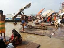 वाराणसी: 13 सेंटीमीटर प्रति घंटे की रफ़्तार से बढ़ रहा है गंगा का जलस्तर