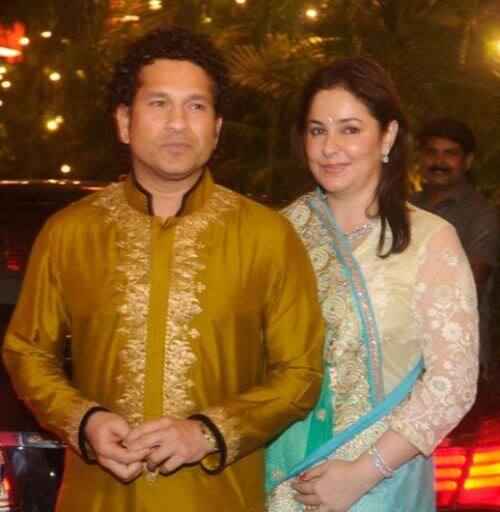 क्रिकेट की दुनिया के भगवान कहे जाने वाले सचिन रमेश तेंदुलकर ने मात्र 22 साल की उम्र में अपने से 5 साल बड़ी डॉ अंजली से शादी कर ली थी. शादी के बंधन में बंधने के बाद भी सचिन का बेहतरीन प्रदर्शन जारी रहा.