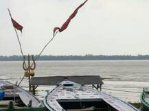 वाराणसी: गंगा के जलस्तर में तेजी से हो रहा इजाफा, टूट गया घाटों का संपर्क