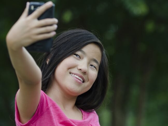 New Fear To Selfie Lovers Selfie Epilepsy Know What Experts Have To Say सेल्फी लेने से पहले ये पढ़ लें: कहीं मिर्गी की वजह न बन जाए 'सेल्फी'