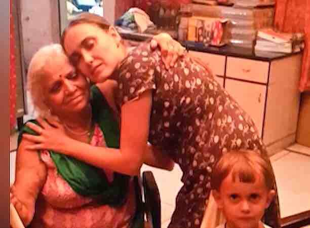 सास के गले लगती विदेशी बहू ये तस्वीर सास बहू के बीच हुए उस समझौते की है जिसके लिए सरकार को बीच में कूदना पड़ा. सरकार के दखल के बाद इस विदेशी बहू की जिंदगी में ये दिन आया. इसकी सास ने इसे घर में घुसने दिया और सास-बहू के झगड़े की कहानी की हैप्पी एंडिंग हो गई लेकिन इस समझौते के पीछे है झगड़े की वो कहानी जो आगरा के इस घर से शुरू हुई थी लेकिन उसकी चर्चा विदेश मंत्री से लेकर उत्तरप्रदेश के मुख्यमंत्री तक हो रही थी. सरकार के दखल के बाद आखिर कैसे समझौते तक पहुंचा सास-बहू का ये झगड़ा.