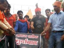 PM मोदी की काशी में ‘हिन्दू युवा वाहिनी’ के कार्यकर्ताओं जलाया नवाज शरीफ का पोस्टर