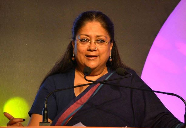 सीएम वसुंधरा ने अपनी सुरक्षा करने वाले आरएसी कमांडोज को बांधी राखी