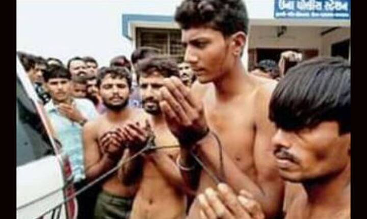 इन्होंने दावा किया कि वे मृत गाय की खाल निकाल रहे थे. जबकि छह आरोपियों ने दावा किया कि खाल निकालने से पहले पशु को मारा गया था.