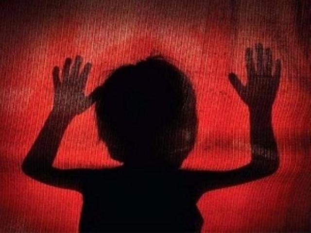 A four year old girl gangraped in Banda मां के साथ सो रही चार साल की बच्ची को उठा ले गए दरिंदे, बनाया हवस का शिकार