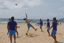 श्रीलंकाई क्रिकेटर थीसारा परेरा की 'बीच मस्ती'  