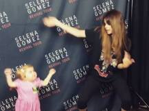 IN VIDEO: अपनी सबसे छोटी फैन के साथ डांस करती सेलेना