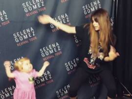 Lifestyle IN VIDEO: अपनी सबसे छोटी फैन के साथ डांस करती सेलेना