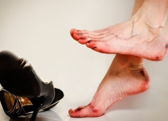 कई बार नए फुटवियर्स पहनने से पैरों में छाले पड़ जाते हैं या दर्द होने लगता है. ऐसी स्थिति में अपने फुटवियर्स तुरंत बदल लें. फुटवियर्स खरीदते समय ध्यान रखें कि अंदर का सोल नरम होना चाहिए और नीचे का हिस्सा हार्ड. इससे पैरों की अच्छी तरह से देखभाल होगी.