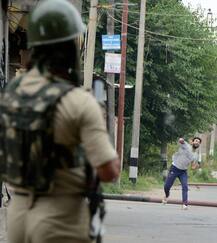 कश्मीर: घायलों की संख्या 3100 के पार, चोटिलों में 1500 सुरक्षाकर्मी भी शामिल