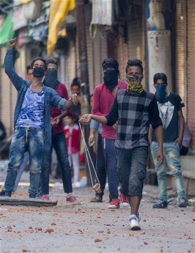 कुछ का ओपीडी में मामूली चोट के लिए इलाज चल रहा है.