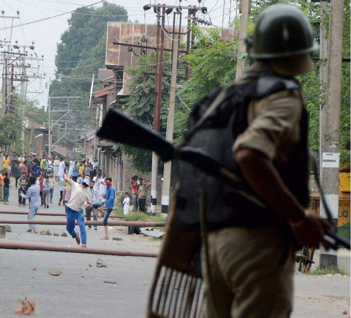 इस आक्रोशित भीड़ से निपटने के दौरान 1500 से अधिक सुरक्षाकर्मियों को भी चोटें आईं हैं. 