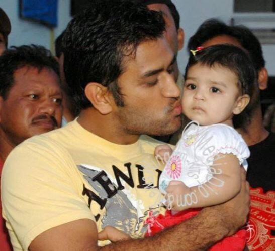 जीवा धोनी की यह तस्वीर बता रही है कि धोनी जीवा को कितना चाहते हैं.