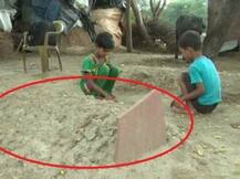 यूपी के इस गांव में घर-घर में है कब्रिस्तान!