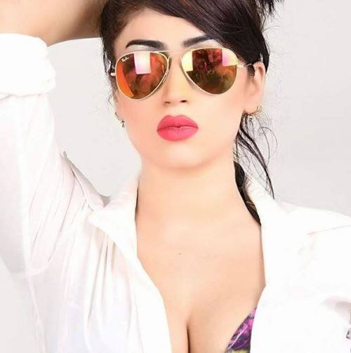 कंदील बलोच टीम इंडिया के स्टार बल्लेबाज विराट कोहली के लिए अपना प्यार सरे आम दिखा चुकी हैं. कंदील ने वीडियो के जरिए विराट से कहा था कि 'अनुष्का को छोड़ दो और मुझे अपना लो'.