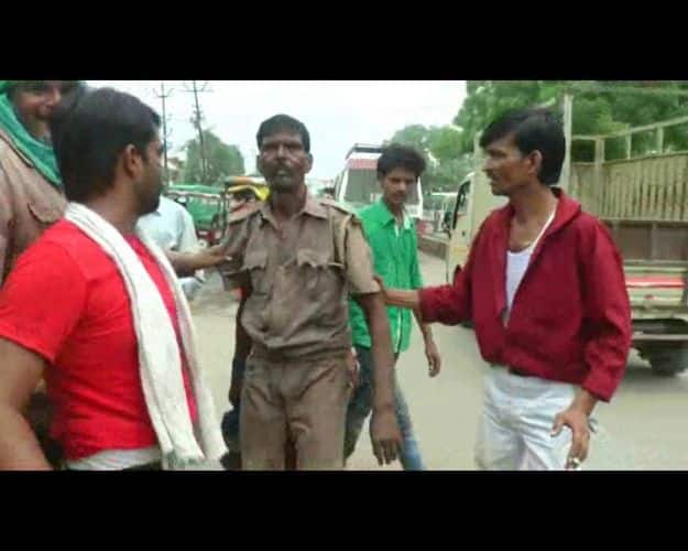 सिपाही की जेब में शराब का क्वाटर भी था. नशे में चूर सिपाही बड़बड़ा रहा था कि 'सपा सरकार में ही ऐसा होगा मेरी सरकार आने दो एक भी गाड़ी चलने नहीं दूंगा सबको जेल भिजवा दूंगा'. 