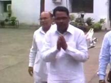 BSP पूर्व सांसद नरेंद्र कश्यप जेल से छूटे तो वर्दीवालों को बांटे पैसे