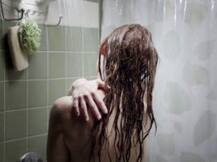 नहाते समय पड़ोसी ने बनाई 13 साल की लड़की की वीडियो क्लिप, मचा बवाल