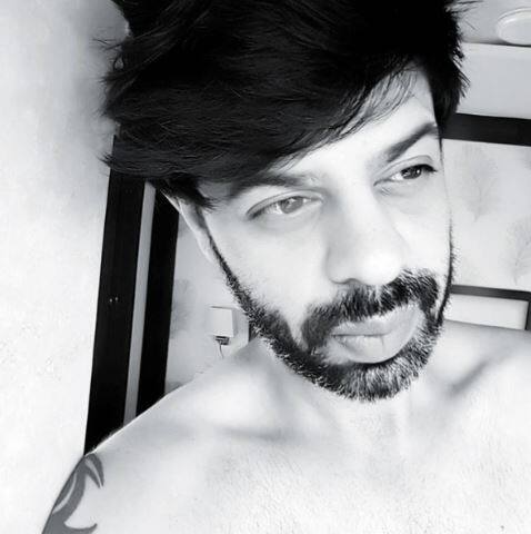लेकिन अब यह अपने चेहरे को लेकर मशहूर हो रहे हैं. क्योंकि यह शाहरुख खान से काफी मेल खाता है.