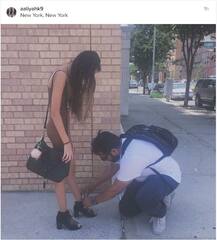 अमेरिका की सड़कों पर बेटी के फुटवियर का फीता ठीक करते अनुराग कश्यप