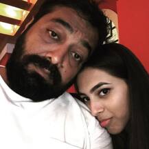 अमेरिका की सड़कों पर बेटी के फुटवियर का फीता ठीक करते अनुराग कश्यप